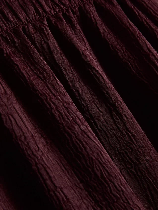 Pantalones de satén con textura y pierna recta