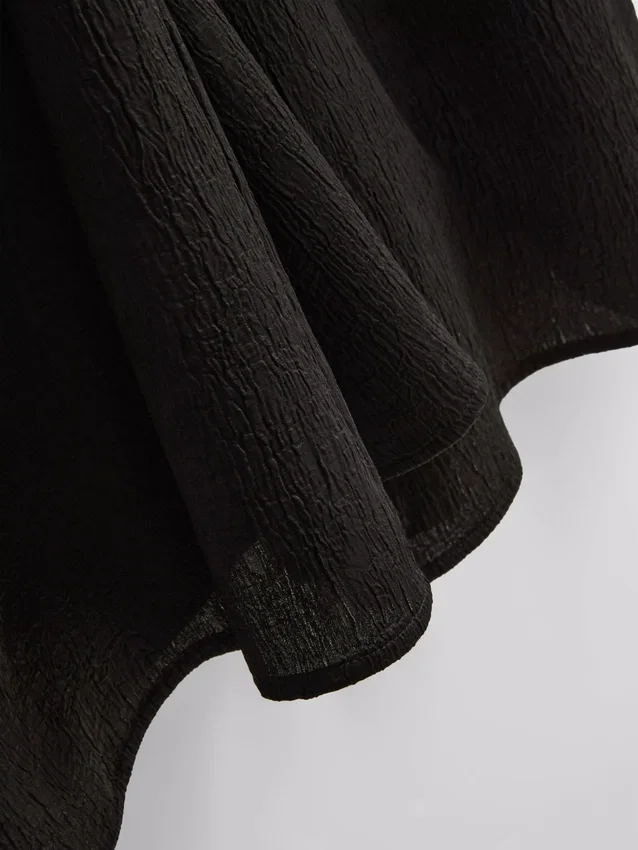 Pantalones de satén con textura y pierna recta