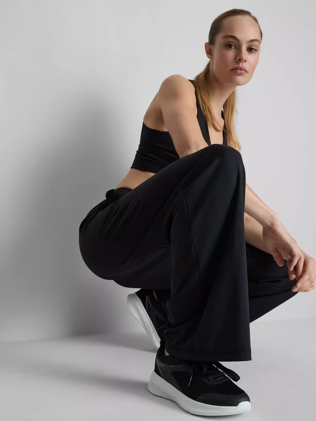Pantalones deportivos de pierna ancha