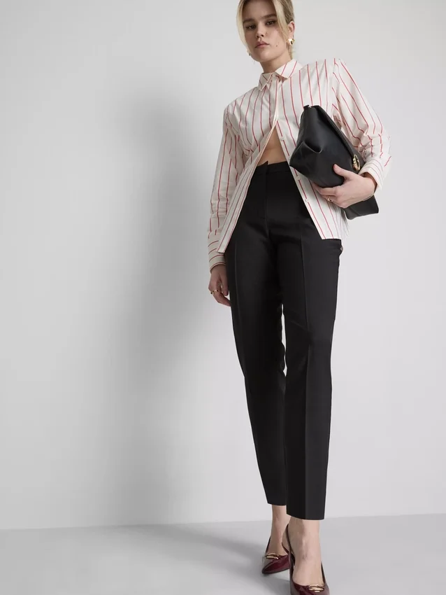 Pantalones elásticos con pliegues y talle medio