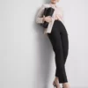 Pantalones elásticos con pliegues y talle medio