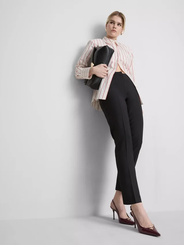 Pantalones elásticos con pliegues y talle medio