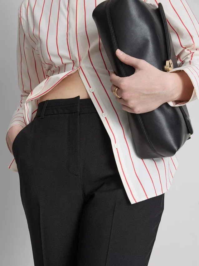 Pantalones elásticos con pliegues y talle medio