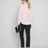 Pantalones elásticos con pliegues y talle medio