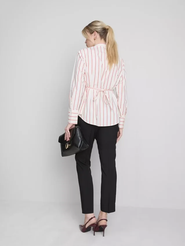 Pantalones elásticos con pliegues y talle medio