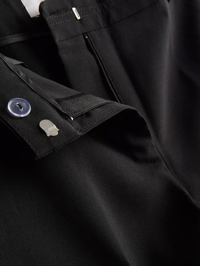 Pantalones elásticos con pliegues y talle medio