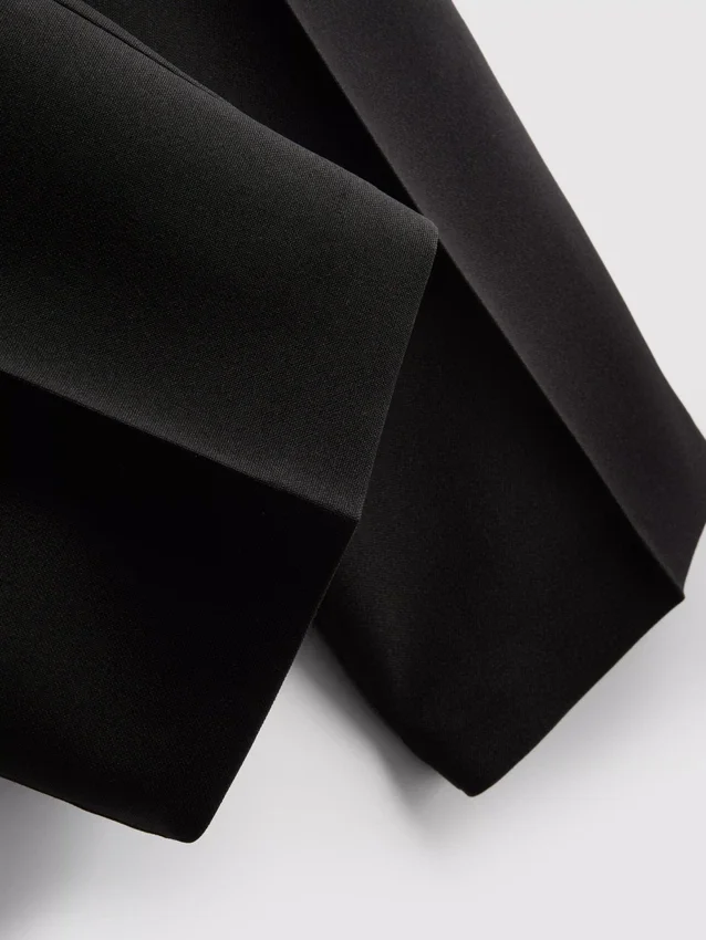 Pantalones elásticos con pliegues y talle medio