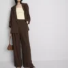 Pantalones holgados con textura y talle medio