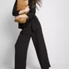 Pantalones holgados con textura y talle medio
