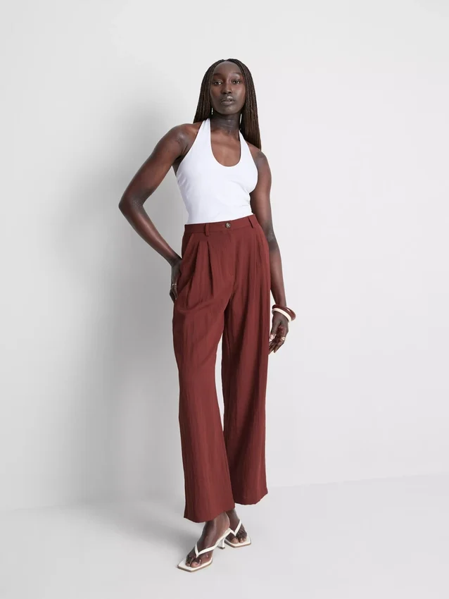 Pantalones holgados con textura y talle medio