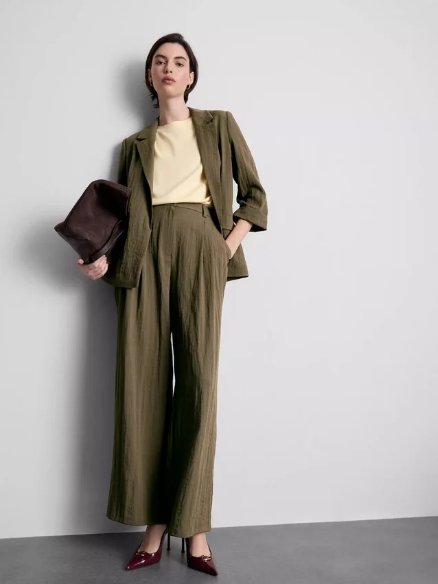 Pantalones holgados con textura y talle medio