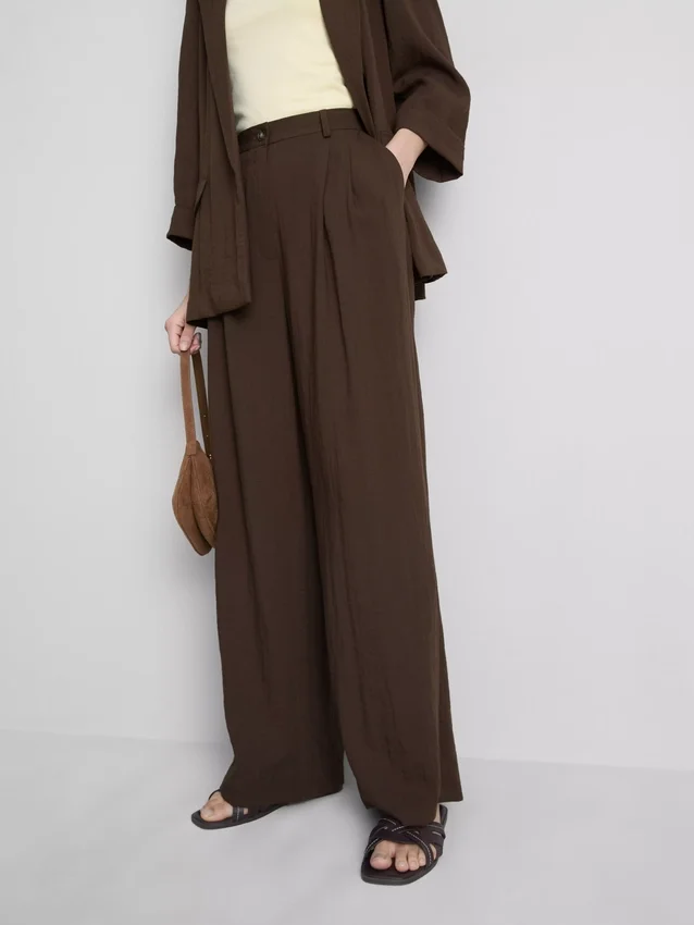 Pantalones holgados con textura y talle medio