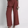 Pantalones holgados con textura y talle medio