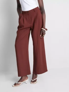 Pantalones holgados con textura y talle medio