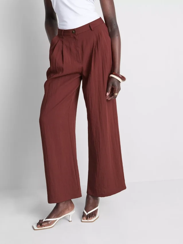 Pantalones holgados con textura y talle medio