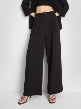 Pantalones holgados con textura y talle medio