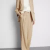 Pantalones holgados con textura y talle medio
