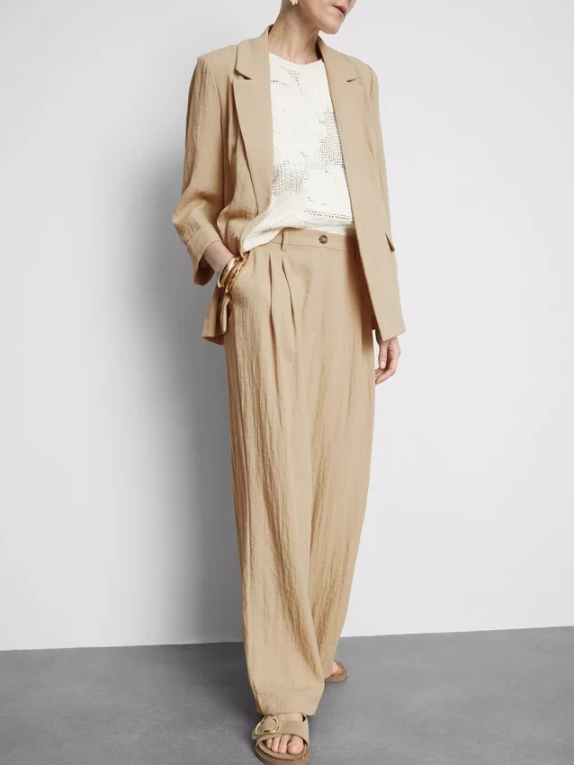 Pantalones holgados con textura y talle medio