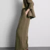 Pantalones holgados con textura y talle medio
