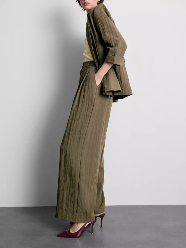 Pantalones holgados con textura y talle medio