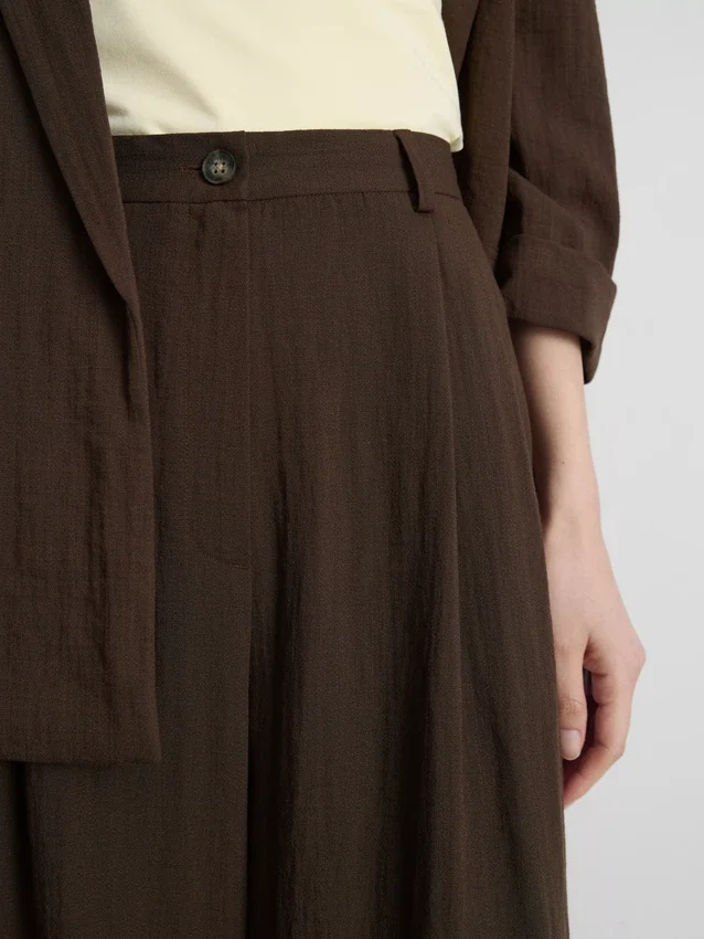 Pantalones holgados con textura y talle medio