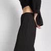 Pantalones holgados con textura y talle medio