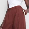 Pantalones holgados con textura y talle medio