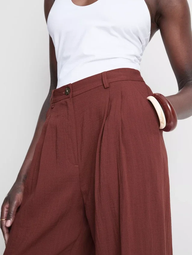 Pantalones holgados con textura y talle medio