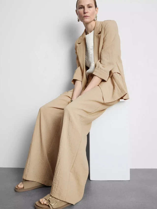 Pantalones holgados con textura y talle medio