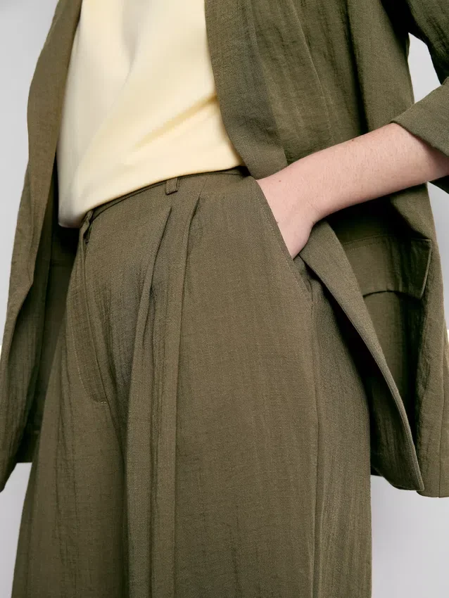 Pantalones holgados con textura y talle medio