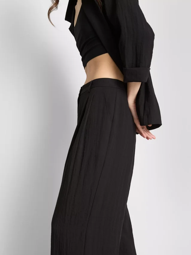 Pantalones holgados con textura y talle medio