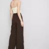Pantalones holgados con textura y talle medio