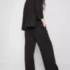 Pantalones holgados con textura y talle medio