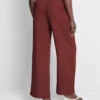 Pantalones holgados con textura y talle medio