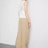Pantalones holgados con textura y talle medio