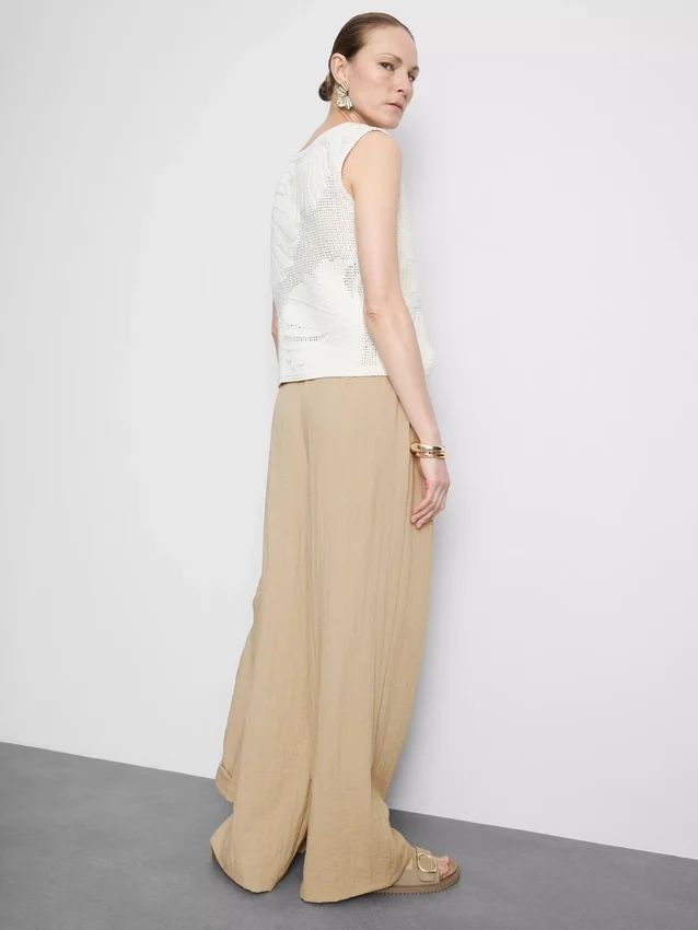 Pantalones holgados con textura y talle medio