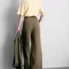 Pantalones holgados con textura y talle medio