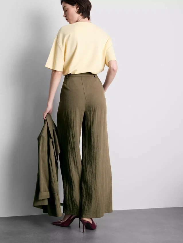 Pantalones holgados con textura y talle medio