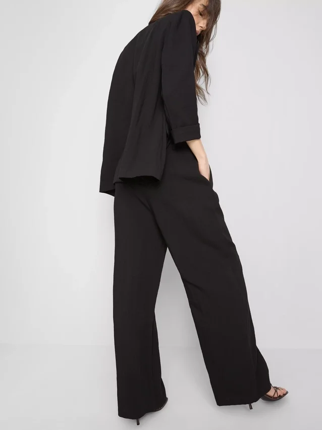 Pantalones holgados con textura y talle medio