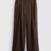 Pantalones holgados con textura y talle medio