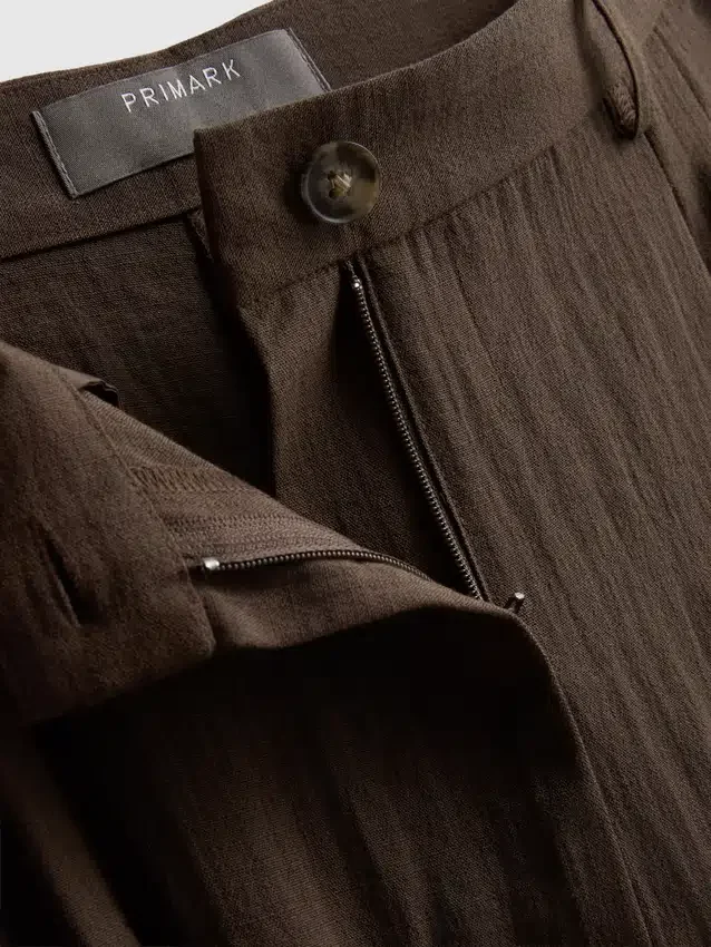 Pantalones holgados con textura y talle medio