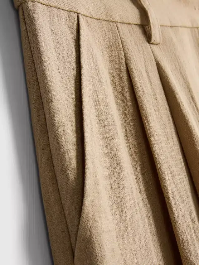 Pantalones holgados con textura y talle medio