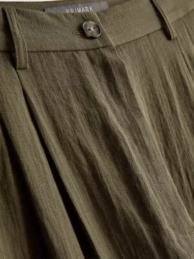Pantalones holgados con textura y talle medio