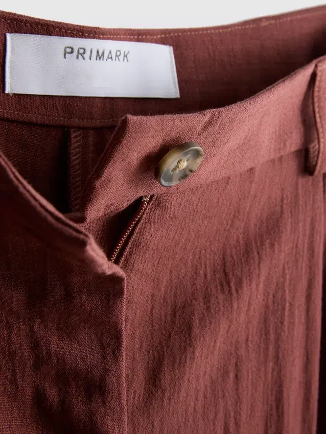 Pantalones holgados con textura y talle medio