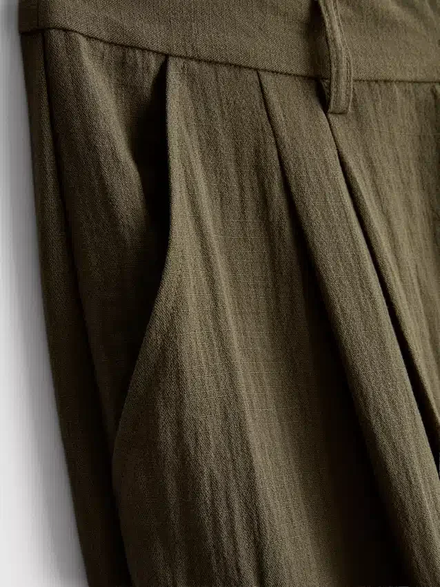Pantalones holgados con textura y talle medio