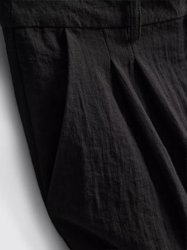 Pantalones holgados con textura y talle medio