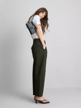 Pantalones utilitarios de corte acampanado con alto contenido de algodón