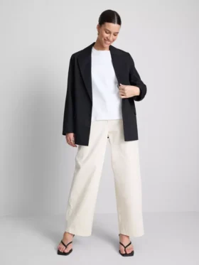 Pantalones utilitarios de corte acampanado con alto contenido de algodón