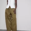 Pantalones utilitarios de pierna ancha con detalle de costura