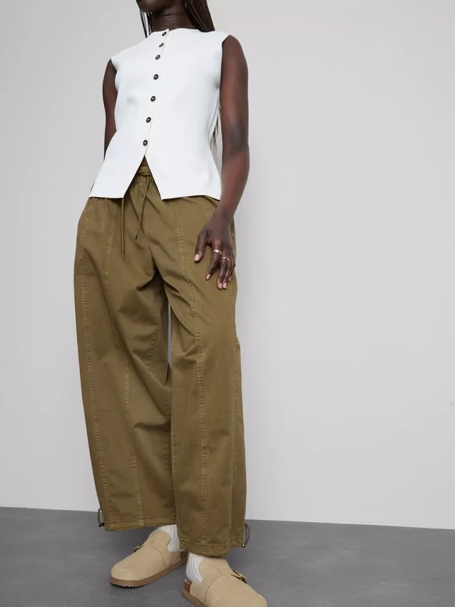Pantalones utilitarios de pierna ancha con detalle de costura